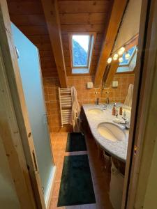 プレ・サン・ディディエにあるPanoramic House Courmaisonの洗面台と鏡のあるバスルーム