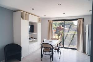 a dining room with a table and chairs and a window at Check and home - Chapa II - 4 huéspedes con patio y parrilla in Chapadmalal