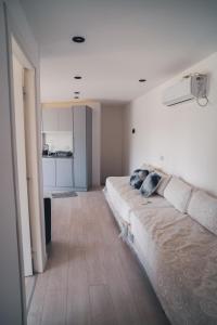 a white bedroom with a large bed in a room at Check and home - Chapa II - 4 huéspedes con patio y parrilla in Chapadmalal