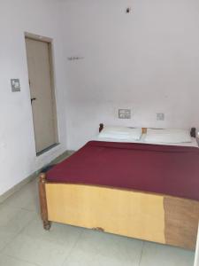 Cama grande en habitación blanca con ventana en Hotel Srusti Residency, en Mysore