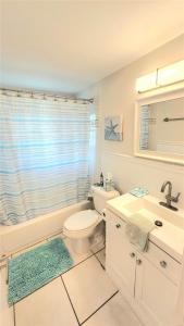 Phòng tắm tại Heated POOL close to beach, fenced in kid friendly