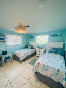 Giường trong phòng chung tại Heated POOL close to beach, fenced in kid friendly +71 ảnh