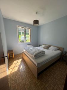 Ένα ή περισσότερα κρεβάτια σε δωμάτιο στο Au gré du Gave de Pau RDC