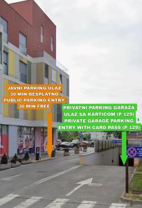 eine Gruppe von Zeichen an der Seite eines Gebäudes in der Unterkunft Studio Apartman Dalma in Ðakovo