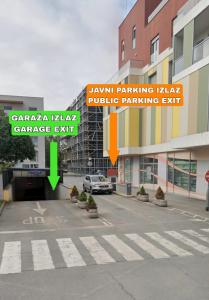 eine Darstellung eines Parkplatzes in einem Gebäude in der Unterkunft Studio Apartman Dalma in Ðakovo + 40 Fotos