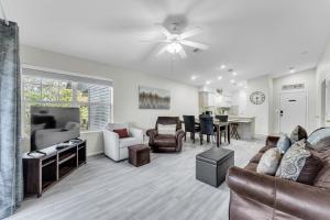 Una sala de estar con un sofá y un comedor. en Peaceful 2BR Condo by Golf Course Pools, en Branson