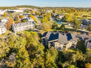una vista aérea de un campus con un edificio en Peaceful 2BR Condo by Golf Course Pools, en Branson
