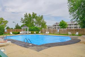 Una piscina con un cenador en un patio. en Peaceful 2BR Condo by Golf Course Pools, en Branson