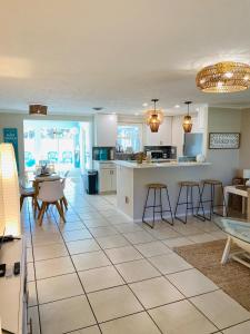 Nhà bếp/bếp nhỏ tại Heated POOL close to beach, fenced in kid friendly