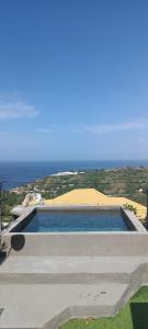 ル・カルベにあるLes Jardins Suspendus de la Caraïbeの海を背景にしたプール