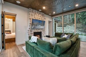 Televiisor ja/või meelelahutuskeskus majutusasutuses Pont de Rêves: Luxe Sundance Riverfront Chateau