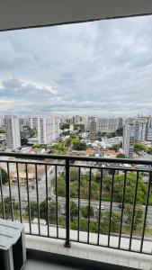 une vue d'une ville depuis un balcon dans l'établissement Apartamentos de luxo Campo belo perto do aeroporto, à São Paulo