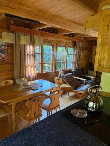 a kitchen and living room with a table and chairs at Ujsoły Chill House w Beskidach, Beskid Żywiecki in Ujsoły