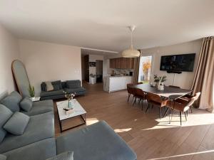 een woonkamer met een bank en een tafel bij Échappée Alsacienne in Illzach