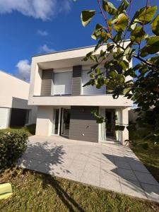 een huis met een oprit ervoor bij Échappée Alsacienne in Illzach