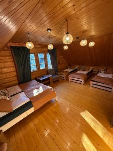 Ujsoły Chill House في ويسولي: غرفة بأربعة أسرة في كابينة خشبية