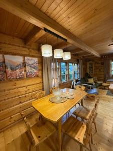 a dining room with a wooden table and chairs at Ujsoły Chill House w Beskidach, Beskid Żywiecki in Ujsoły