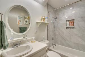 Koupelna v ubytování Cozy Oklahoma Retreat with Covered Patio and Gas Grill + 17 fotografií