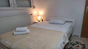 Ένα ή περισσότερα κρεβάτια σε δωμάτιο στο Apartman Kovačić