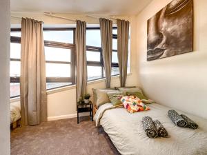 クライドバンクにあるSunny day new flat with 5 bedsのベッドと大きな窓のある寝室 +35枚の写真