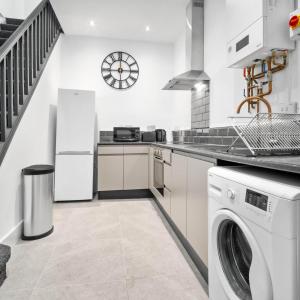 eine Küche mit einem weißen Kühlschrank und einem Geschirrspüler in der Unterkunft 1 Bed Apartment - Street Parking - WiFi 49BG in Sleightholme