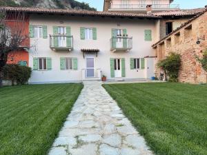 a house with a green lawn in front of it at Sara Home in Guarene