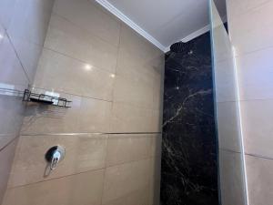 a bathroom with a shower with a glass door at Loft Paraíso Costero in Mar de Cobo +2 photos