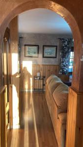 a living room with a couch and an archway at El Dúplex del Monumento in San Juan de Aznalfarache