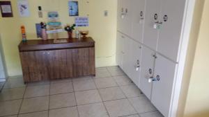 a room with white cabinets and a wooden counter at Hostel Maria Fumaça in Louro Müller