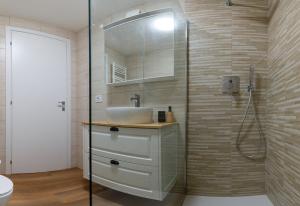 une salle de bain avec lavabo et douche dans l'établissement BGY Maison del Borgo 1, à Bergame 17 autres photos