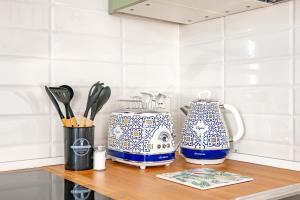 trois vases bleus et blancs assis sur un comptoir dans l'établissement BGY Maison del Borgo 1, à Bergame