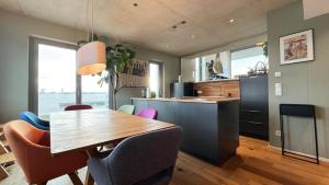 Η κουζίνα ή μικρή κουζίνα στο Stylish Riverfront Penthouse with Skyline View