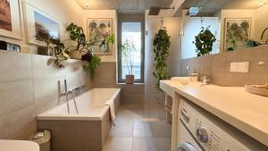 Ένα μπάνιο στο Stylish Riverfront Penthouse with Skyline View +24 φωτογραφίες