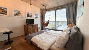 Ένα ή περισσότερα κρεβάτια σε δωμάτιο στο Stylish Riverfront Penthouse with Skyline View