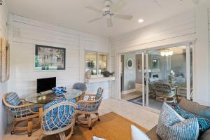 una sala de estar con una mesa y sillas en TP4937: 4937 Turtle Point, en Kiawah Island