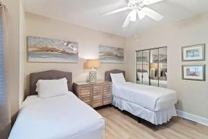 Un dormitorio con dos camas y un ventilador de techo. en TP4937: 4937 Turtle Point, en Kiawah Island