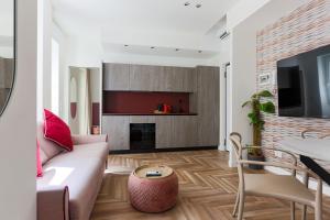 a living room with a couch and a table at YLS Luxury Suites 2 in Milan