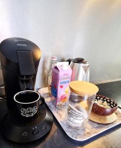 Kohvi ja tee valmistamise võimalus majutusasutuses Appartement Business Lyon nord Gare & A6