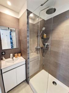 Appartement Business Lyon nord Gare & A6 في Saint-Germain-au-Mont-dʼOr: حمام مزود بدش ومغسلة