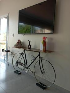een fiets in een kamer met een plank aan de muur bij Casa de Calmaria in Cordeirópolis