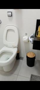 een badkamer met een wit toilet in een kamer bij Casa de Calmaria in Cordeirópolis +12 foto's