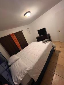 Ένα ή περισσότερα κρεβάτια σε δωμάτιο στο South Mountain Savings Room 2