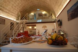 una cocina con 2 tazones de fruta en una mesa en Il Risveglio nei Sassi, en Matera