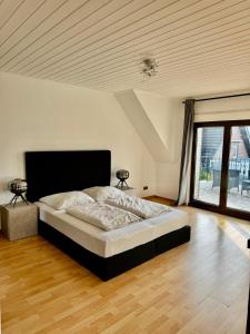 Postel nebo postele na pokoji v ubytování Gemütliches Zimmer mit großer Terrasse Nähe Messe, Flughafen & PSD Dome
