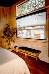 Postel nebo postele na pokoji v ubytování Private Couples Retreat Scenic Hottub -Fireplace