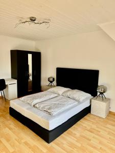 Postel nebo postele na pokoji v ubytování Gemütliches Zimmer mit großer Terrasse Nähe Messe, Flughafen & PSD Dome