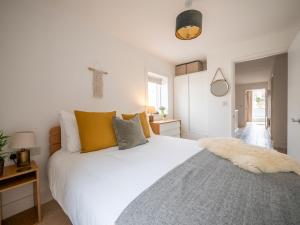 En eller flere senge i et værelse på Beachstone, Stylish Creekside Luxury Home