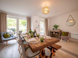 Et opholdsområde på Beachstone, Stylish Creekside Luxury Home