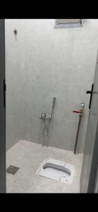 ein Bad mit WC auf dem Boden in der Unterkunft استديو جديد وانيق بدخول ذاتي 3 in Buraida