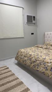 1 Schlafzimmer mit einem Bett und Klimaanlage in der Unterkunft استديو جديد وانيق بدخول ذاتي 3 in Buraida